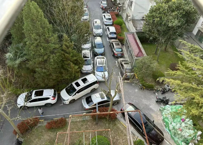 在上海的老小区停车,车停进去了就别想走|车牌_新浪新闻
