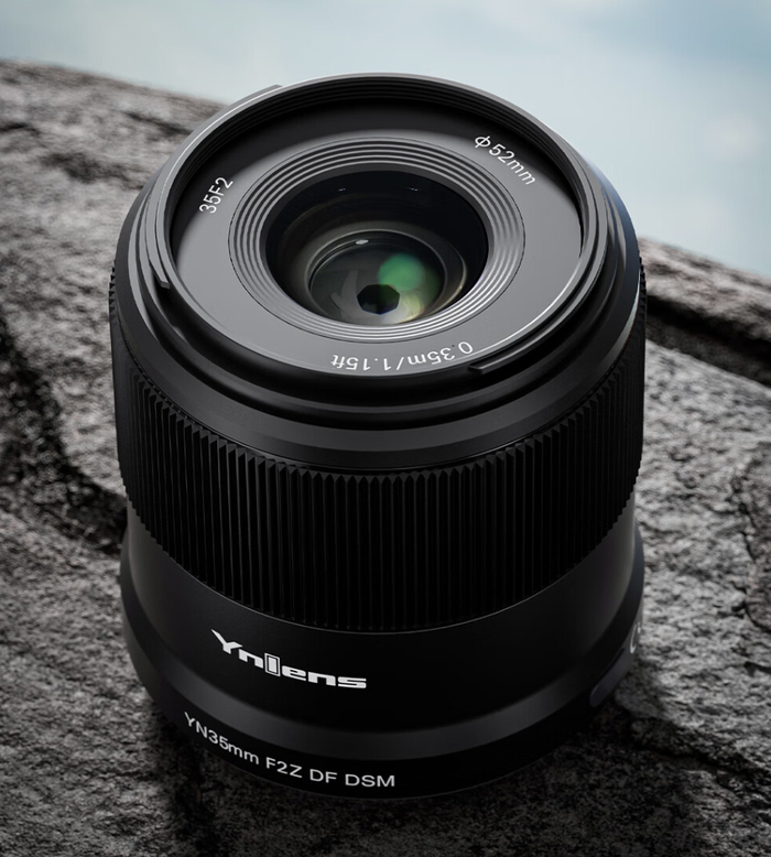 作为参考,永诺有一款 yn35mm f2 尼康 z 口全画幅自动对焦镜头,售价