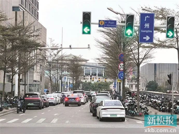 ▲万博商圈内，一条道路由于一侧违停车辆占道，三条道变两条道。