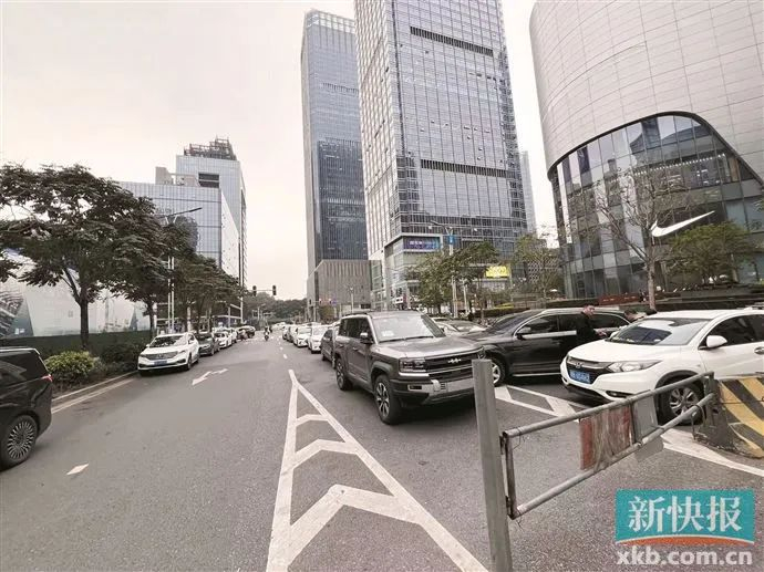 ▲在暂未开放的地下环线入口前，停满了车辆。