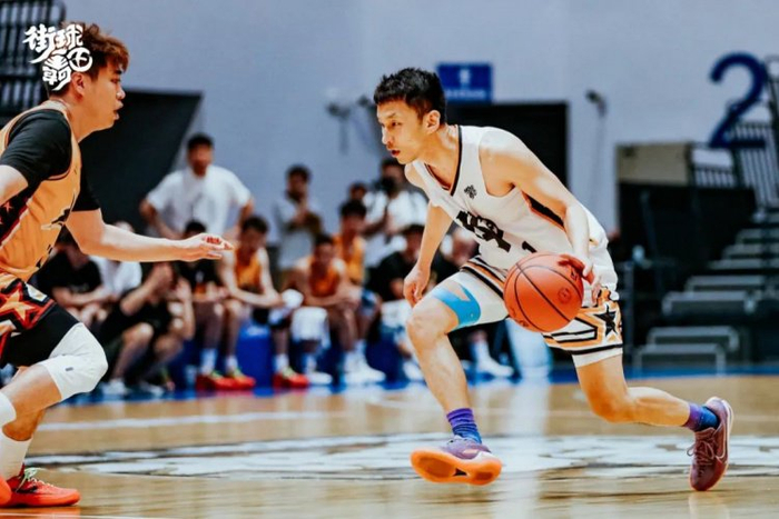 曹芳错失绝杀懊悔跪地,钟显超90度崴脚后火线回归主场作战,王贺带领