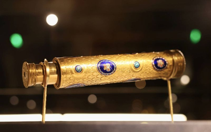 铜镀金嵌珐琅望远镜，18世纪欧洲，故宫博物院藏。新京报记者 浦峰 摄