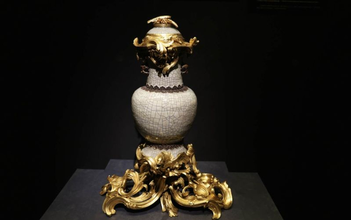 青釉香水瓶，清乾隆景德镇制造，凡尔赛宫与特里亚农宫国立博物馆藏。新京报记者 浦峰 摄