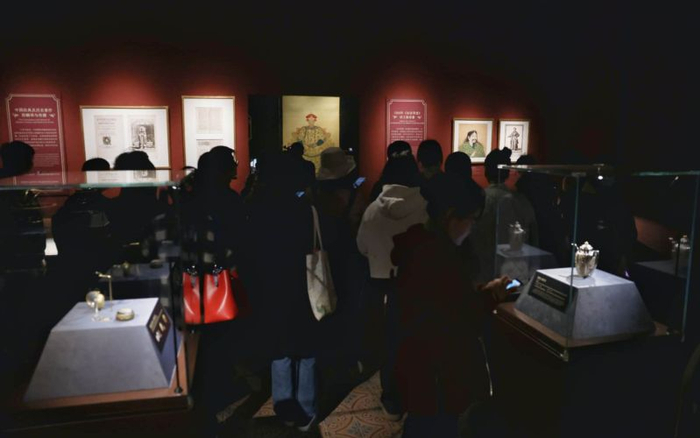 嘉宾在参观凡尔赛宫与特里亚农宫国立博物馆藏约1680年中国制造的银镀金壶。新京报记者 浦峰 摄