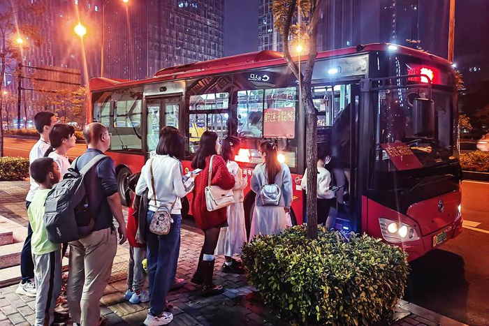 ▶乘客排队乘坐“南宁之夜”专线。（黄维业 摄）