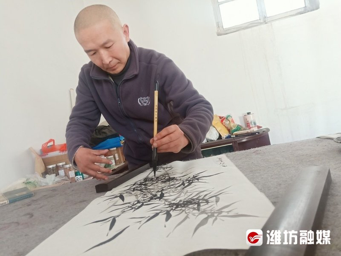 身残志坚他用左手作画热心公益播撒阳光