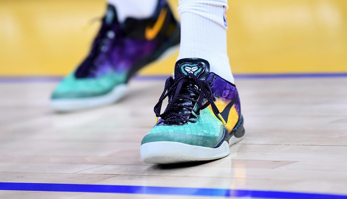 詹姆斯上脚「特殊配色」战靴!|赛场|幻彩|战靴_新浪新闻