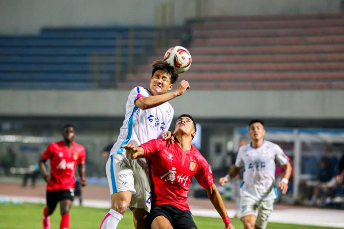 图中身着白色球衣的队伍为石家庄功夫队