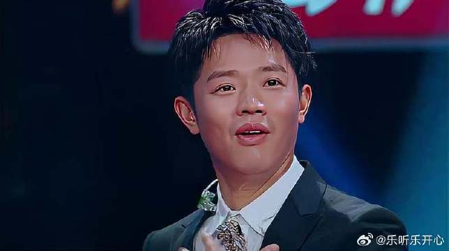 曾毅遭女汉子捶胸口瞬间石化