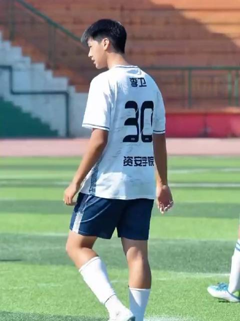 足球白袜帅哥李卫