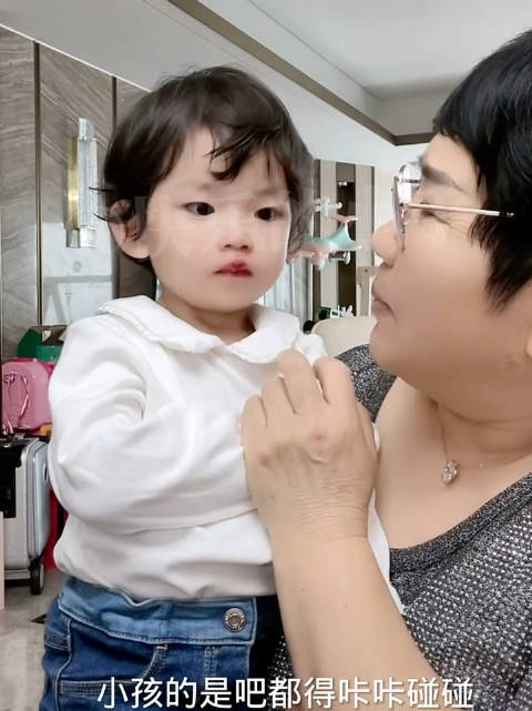 吴迪文静闺女琳儿不小心把嘴巴磕伤了姥姥告诉文静文静很心疼