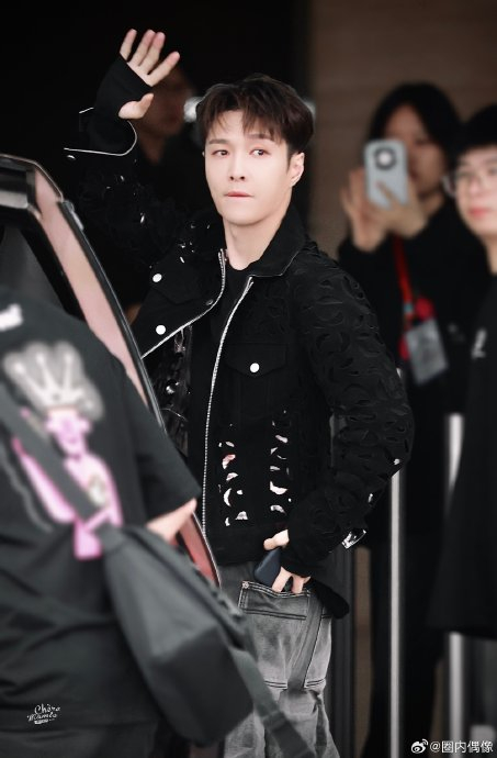 黑色外套牛仔裤造型,和粉丝挥手打招呼了|张艺兴_新浪新闻