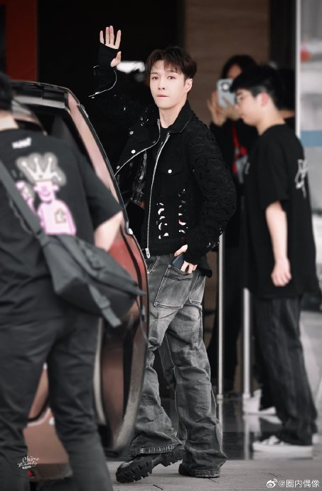 黑色外套牛仔裤造型,和粉丝挥手打招呼了|张艺兴_新浪新闻