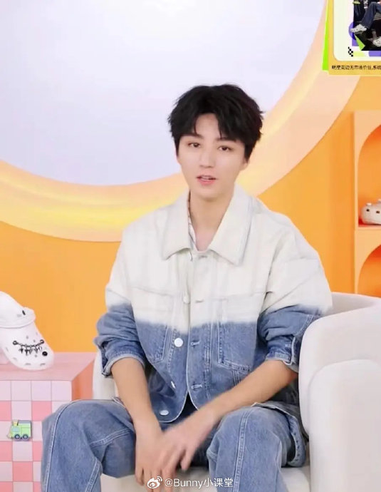 王俊凯今天的直播截图,这次不像马嘉祺了吧|王俊凯|直播|马嘉祺_新浪