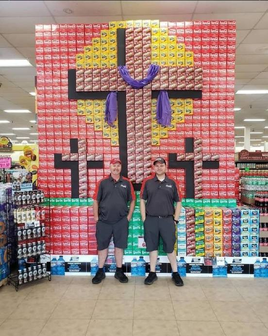 复活节 北美的超市用饮料摆出十字架造型 religion meets capitalism