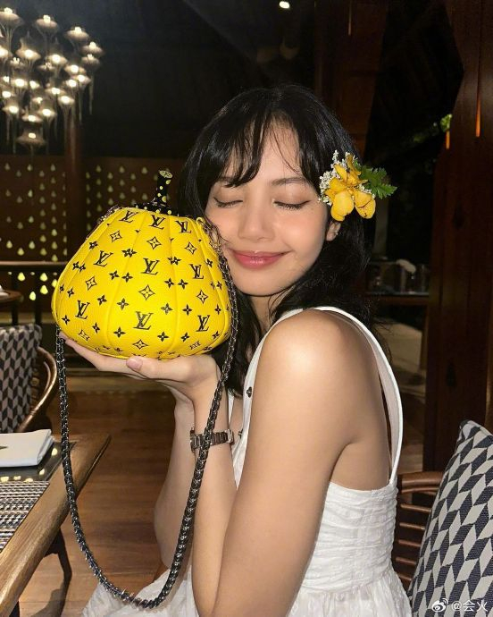 lisa更新近期日常照,随处可见的lv元素,或将喜提新代言|lisa_新浪新闻