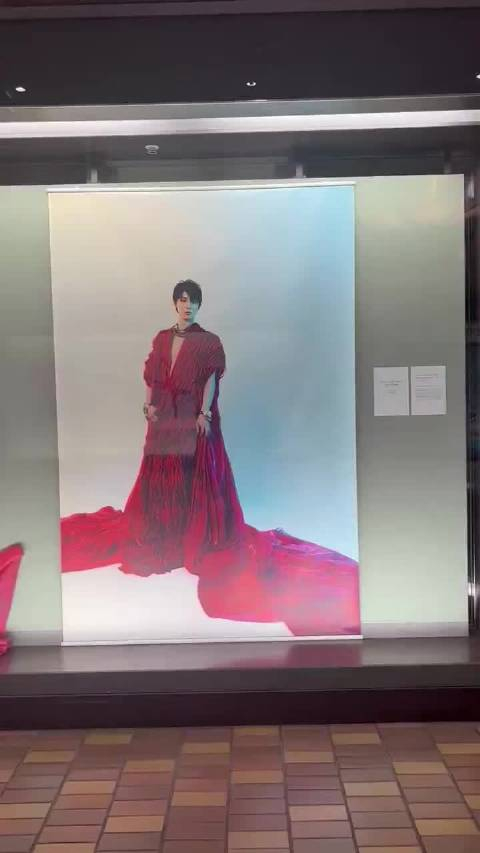 朝日新闻东京总社二楼大厅的展览这衣服还是zuzu穿着更美