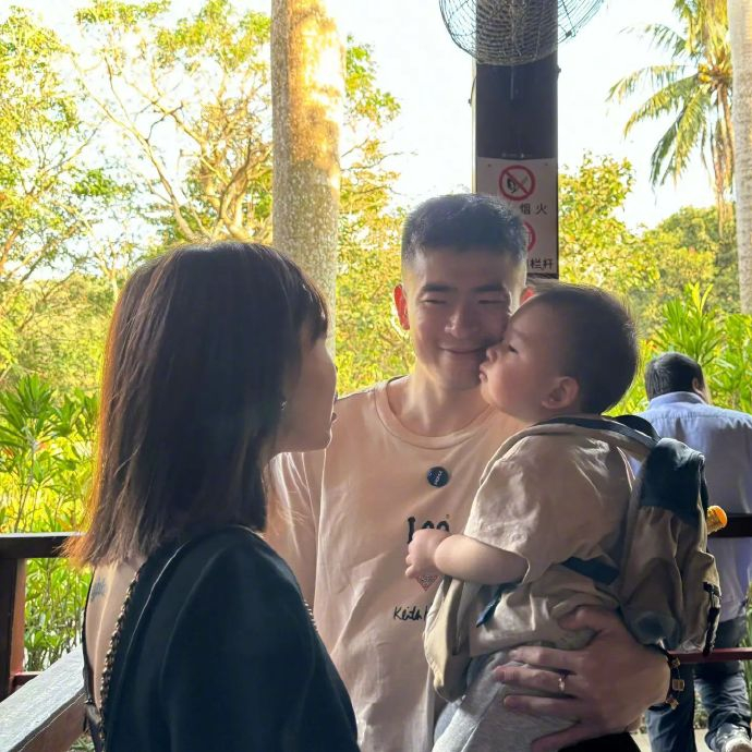 更新社媒晒出一家三口的出游照,太幸福了|郑思维_新浪新闻