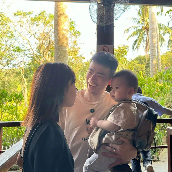 更新社媒晒出一家三口的出游照,太幸福了|郑思维_新浪新闻