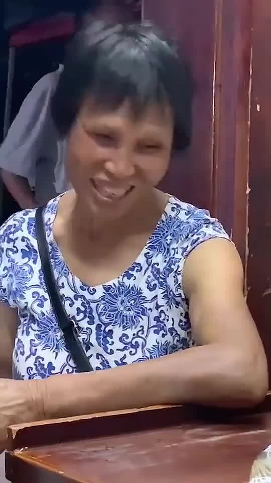 大妈这表情也是绝了