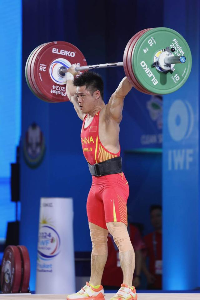 挺举比赛中,李发彬第一次试举166公斤成功,但随后他两次挑战173公斤
