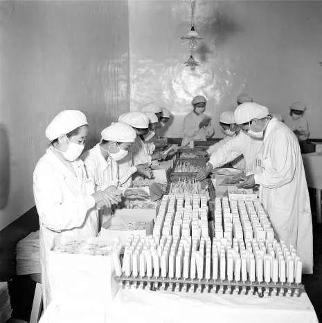 1955年，北京市新建制冰厂在生产北冰洋牌冰棍。冯文冈摄