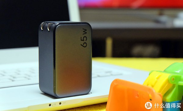 氮化镓充电器如何选绿联氮化镓65w三口闪充湃给您答案