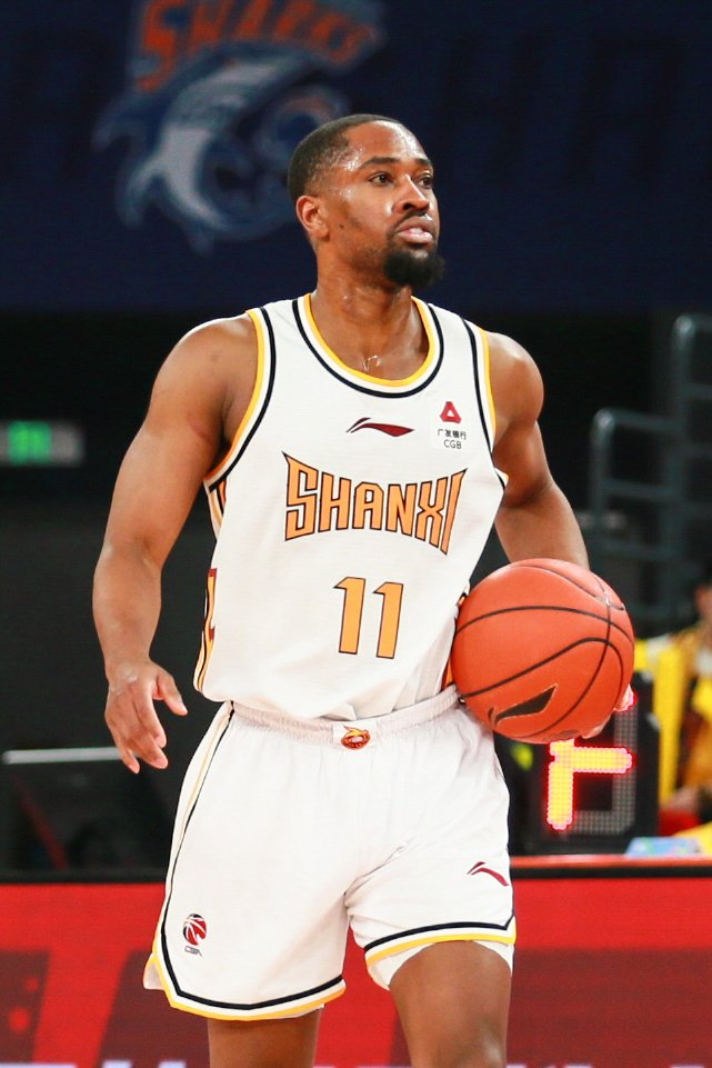 媒体人:泰勒今天12投9中 一个人打爆了整个北京队防线