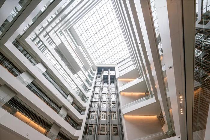 ▲A座观光电梯可以让企业员工欣赏50米沐光中庭的风景