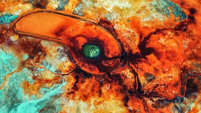 (组图)青海茫崖"恶魔之眼"艾肯泉青海茫崖艾肯泉地质环境在中国大西北