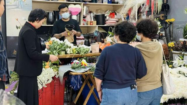 销量暴增不少市民排队去买有的店一天就能售出3000个