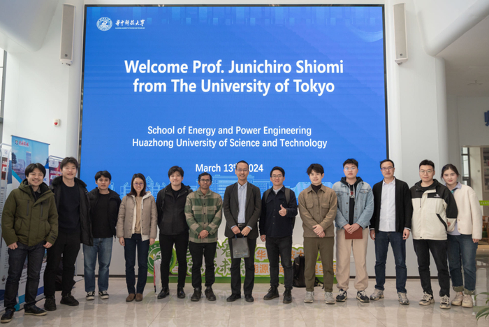 图 | 日本东京大学塩见淳一郎（Junichiro Shiomi）教授（左 7）访问胡润教授（左 8）课题组合影 （来源：受访者提供） 