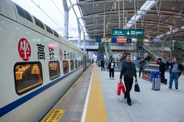 银川客运段全力备战清明小长假旅客运输