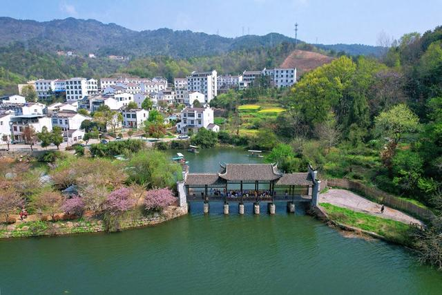 武汉黄陂有一座锦鲤土司城,春光秀美,感受土家族独特风情文化|武汉市_新浪新闻
