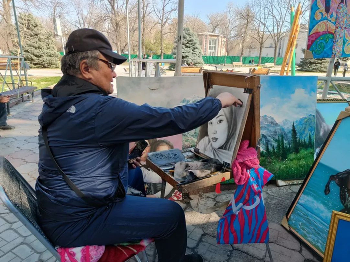 画家依斯拉利耶夫在画廊创作。