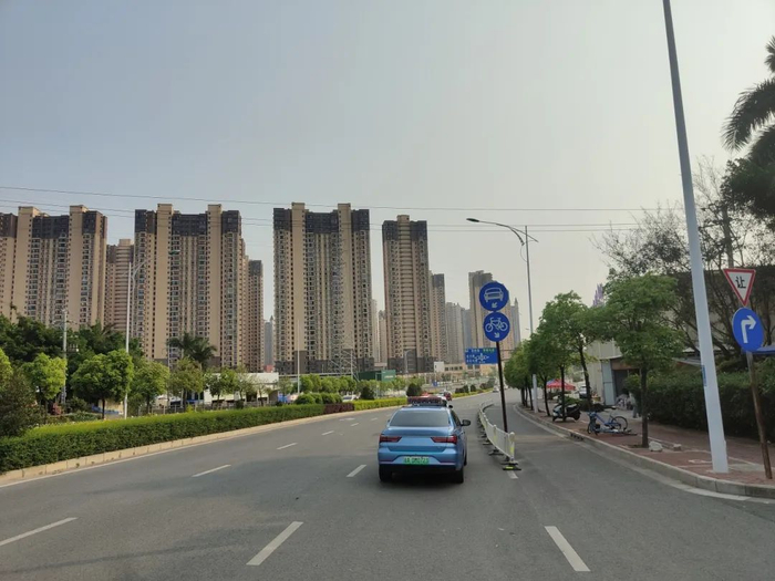 四厦岭墓园进出口紧临建兴路,双向八车道,来往车速较快,往年清明祭扫
