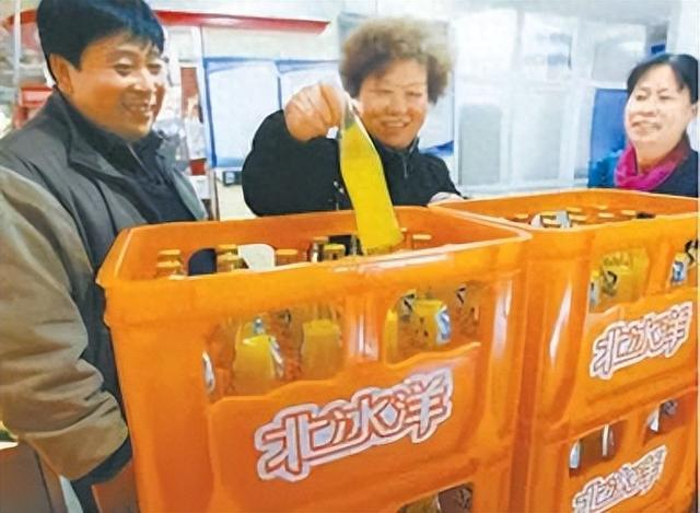 2011年11月，重出江湖的首批新北冰洋汽水在崇文门菜市场试销，看到久违的汽水，市民格外兴奋。贾同军摄