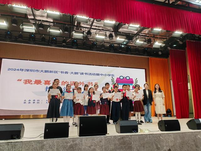 在人大附中深圳学校赛场,来自大鹏新区各初中的20位选手参加了推介