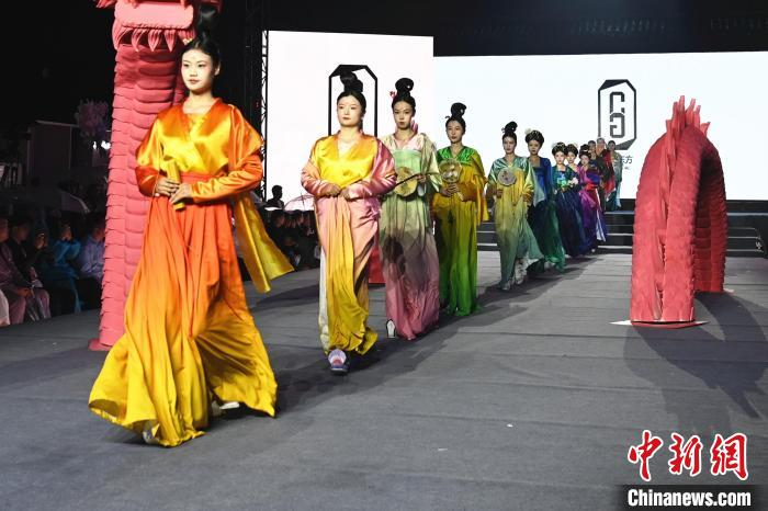 中国(洛阳)牡丹时装周启幕|走秀|时装周|牡丹_新浪新闻