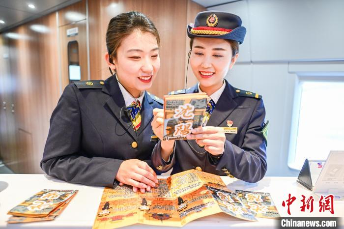 图为沈阳南至北京朝阳g976次列车二组列车长谭莉敏(右)为乘务员霍宣洁