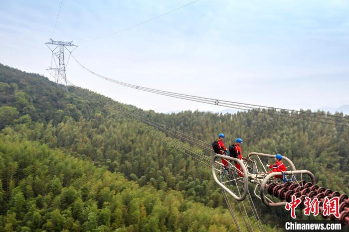 "西电入浙"主通道迎"体检" 电力人"上春山"护巴