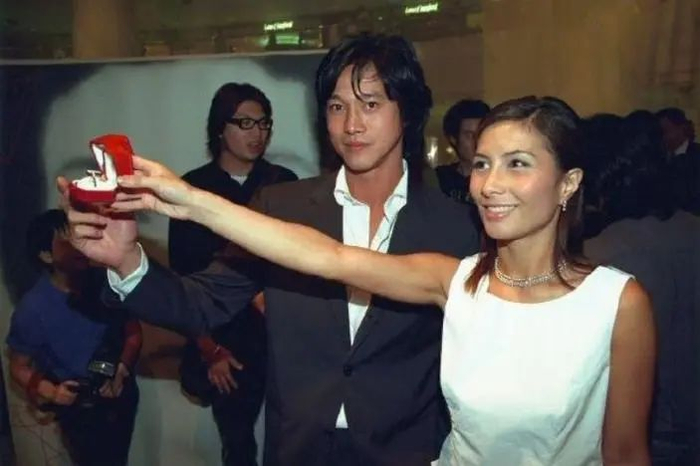 谁还会记得他曾是"赌王最帅女婿",一度被称为港版"木村拓哉"的当年呢?
