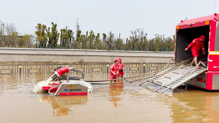 部分地区内涝严重救援人员携带大功率龙吸水处置南昌险情