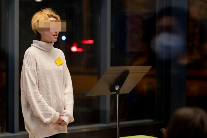 ▲2021年12月，詹庆阳（音）在活动中背诵了一首诗