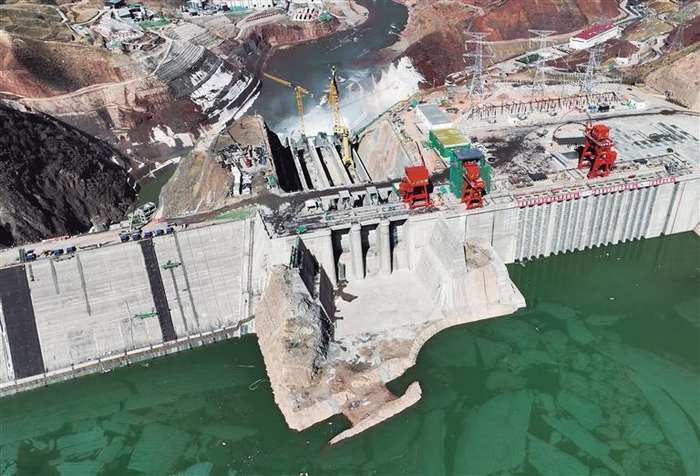     这是4月1日拍摄的玛尔挡水电站（无人机照片）。  □新华社照片