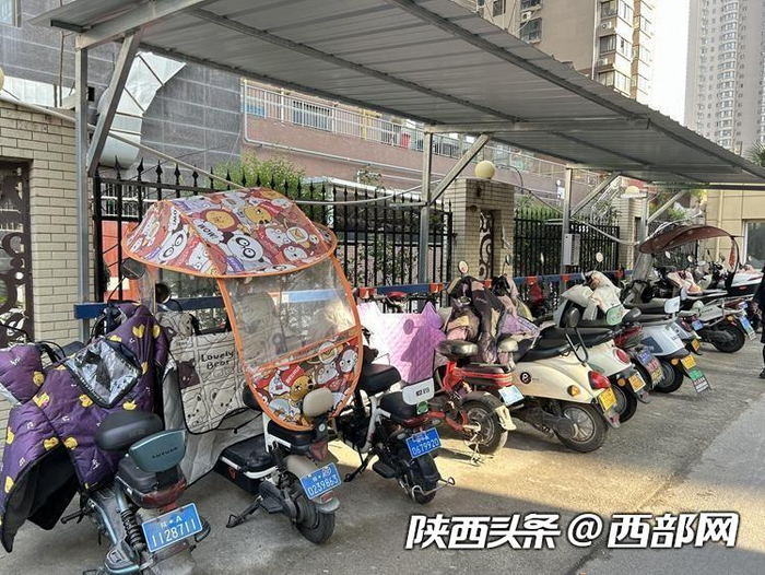 西安一小区电动车停放和充电区域