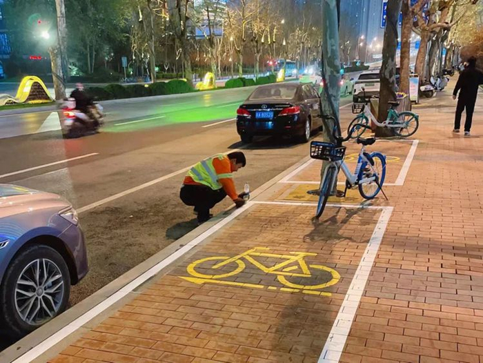 西安路边规划的非机动车停车位（图源：西安高新城管）