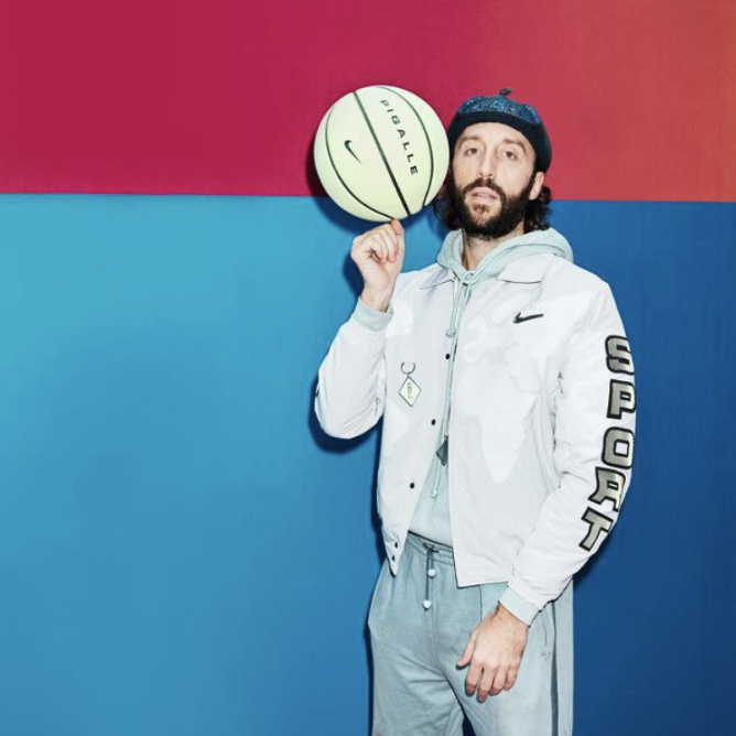 nikelab 系列已多次与品牌 pigalle 联名合作,就是看中他喜欢篮球,且