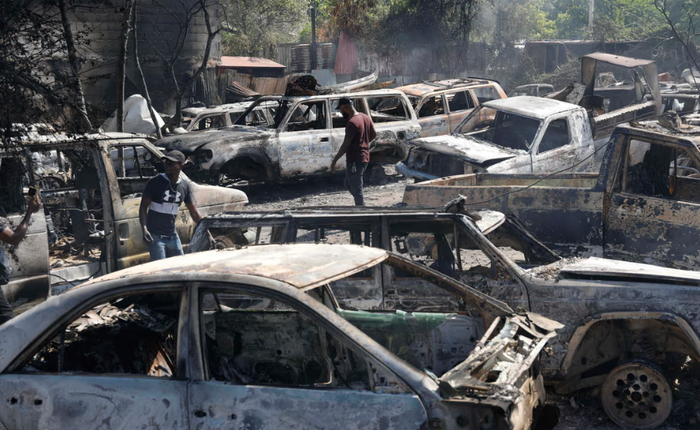 总统府外发生枪战!