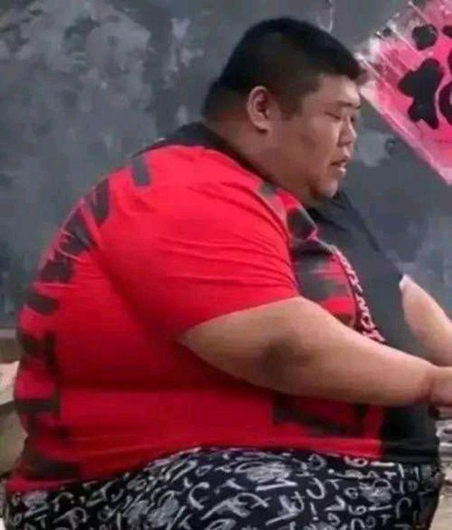 河北300多斤网红小伙,娶妻生子后,疯狂吃胖到560斤
